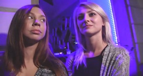 Blondínka a brunetka sú sexy Češky.