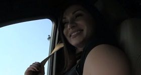 Sexy stopárka v aute za prachy