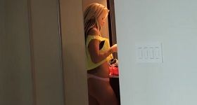 Blondínka je v kúpeľni a pripravuje sa na sex