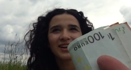 Euro peniaze pre španielske dievča
